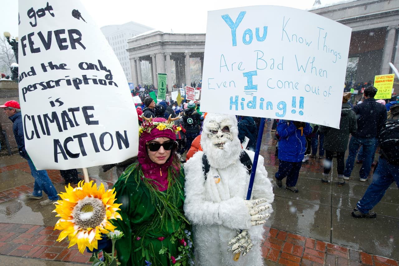 Bajo la nieve en plena primavera, en las calles de Denver, marcha una mujer representando a la Madre Naturaleza con el mensaje "Tengo fiebre y mi única prescripción es la Acción Climática". Junto a ella, otra en disfraz de Yeti dice "Sabes que las cosas están malas cuando hasta yo salgo de estar escondido".