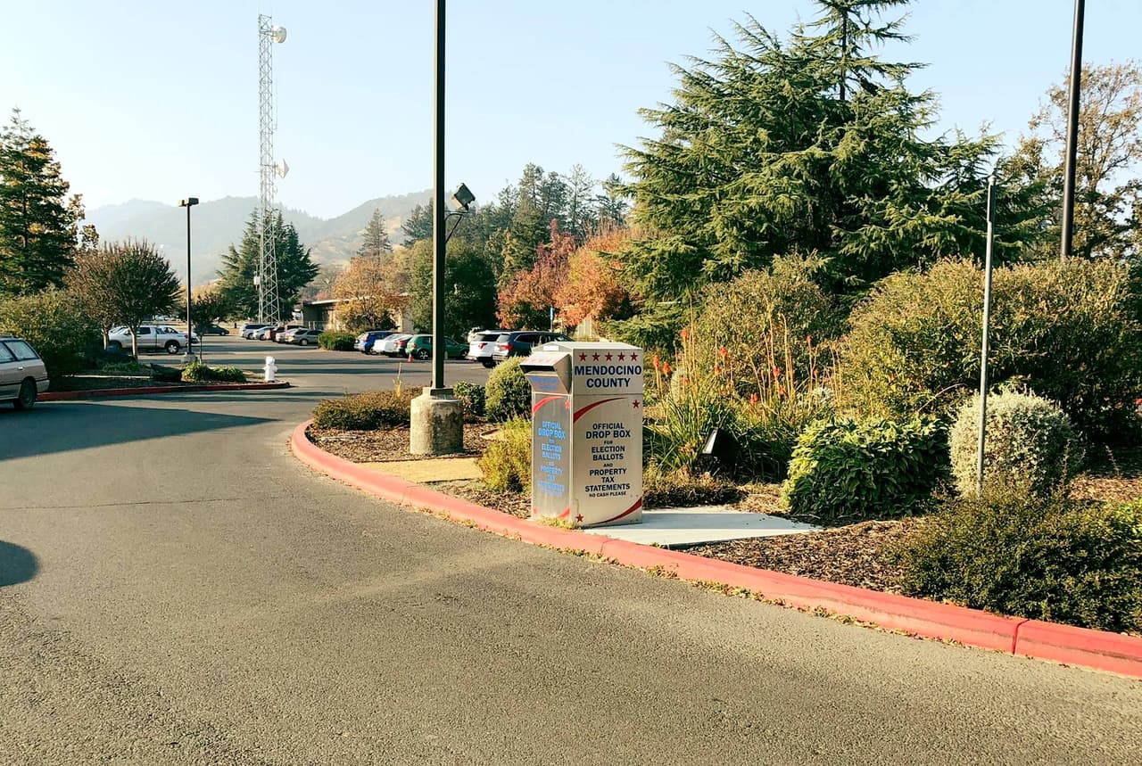 En el condado de 
<b>Mendocino,</b> el precio promedio de una casa en 
<b>venta es de $405,000 dólares</b>. Esto significa que para adquirir una vivienda se necesitan al menos 
<b>$79,200 de salario y el pago mensual sería de $1,980 dólares.</b>