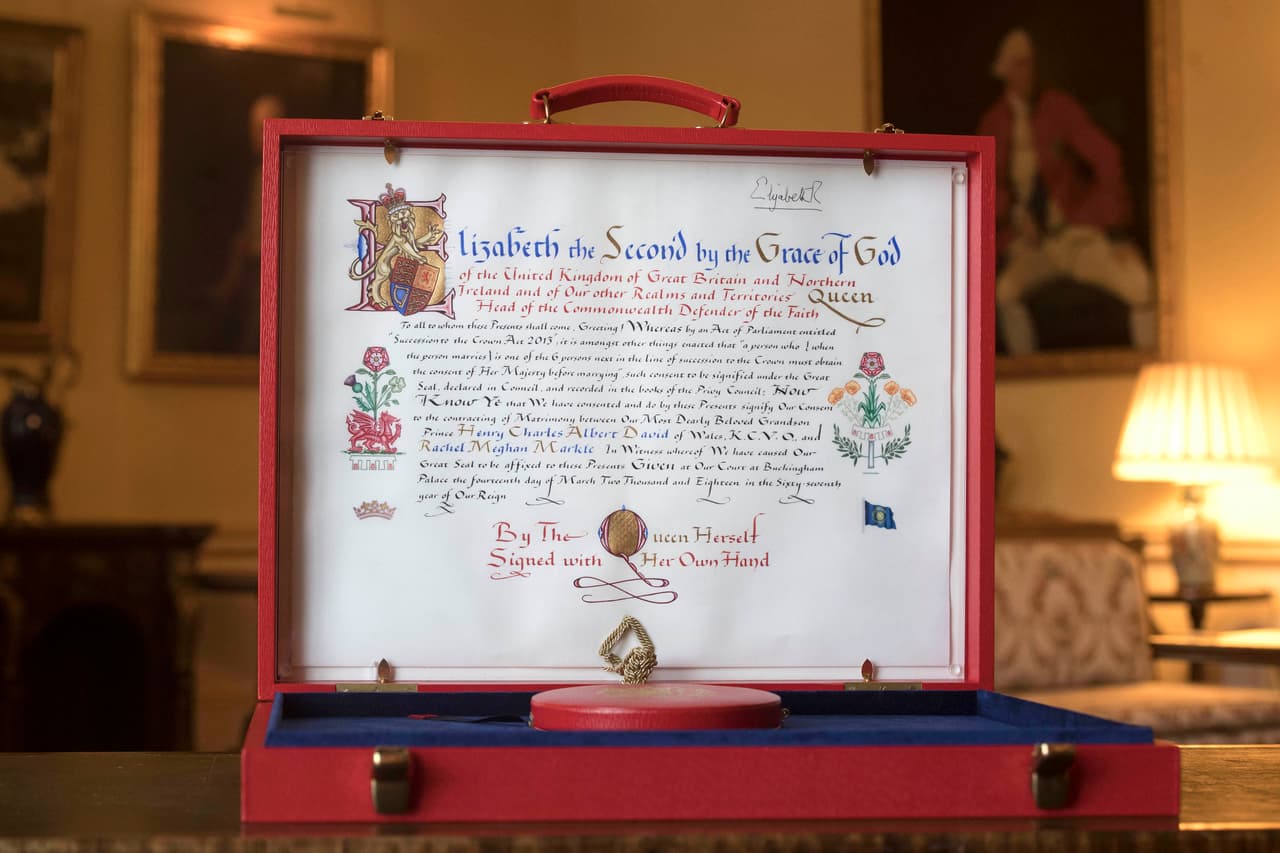 La difunta madre del príncipe Harry, lady Diana, también quedó inmortalizada en el documento con la imagen de tres pequeñas conchas marinas procedentes de su familia, los Spencer.