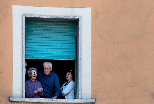 La canción es una vieja canción de protesta que se convirtió en el himno antifascista no oficial de Italia.
<br>