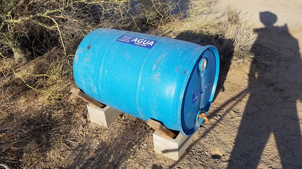 El aventurero dice que en una ocasión les dio comida y agua a indocumentados que estaban desorientados.