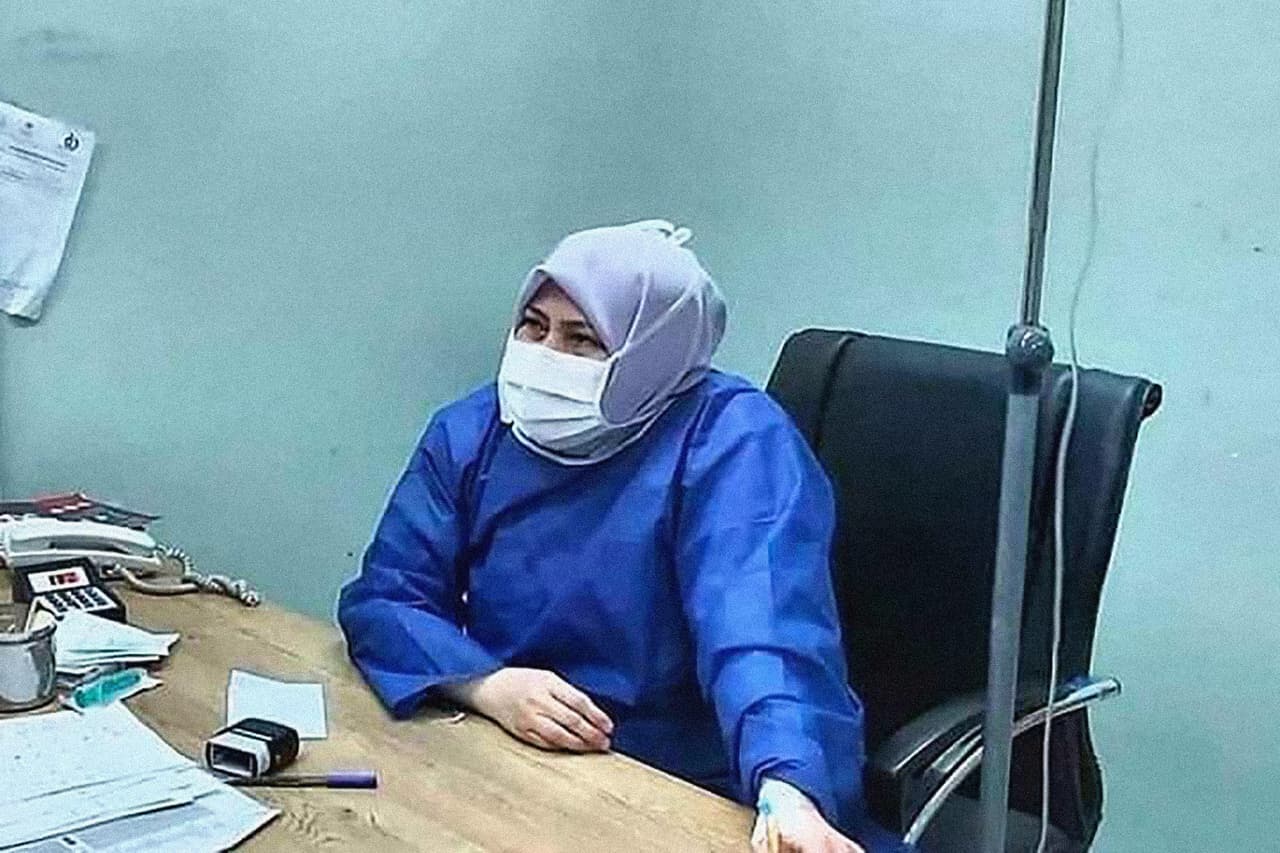 <b>Irán: 164</b> 
<b>trabajadores de la salud muertos por covid-19.</b> El informe anterior de esta organización, publicado el 13 de julio, registró aproximadamente 3,000 muertes, es decir, la cifra se duplicó en mes y medio. En la fotografía Shirin Rouhani, una médico iraní que por la escasez de personal médico tuvo que continuar tratando pacientes enfermos de covid-19 incluso después de que ella misma fue infectada. Murió el 19 de marzo. 
<a href="https://www.univision.com/noticias/salud/los-25-heroes-mas-importantes-de-la-lucha-contra-el-coronavirus-fotos-fotos"><u>Vea aquí los 25 "héroes" más importantes de la lucha contra el coronavirus</u></a>