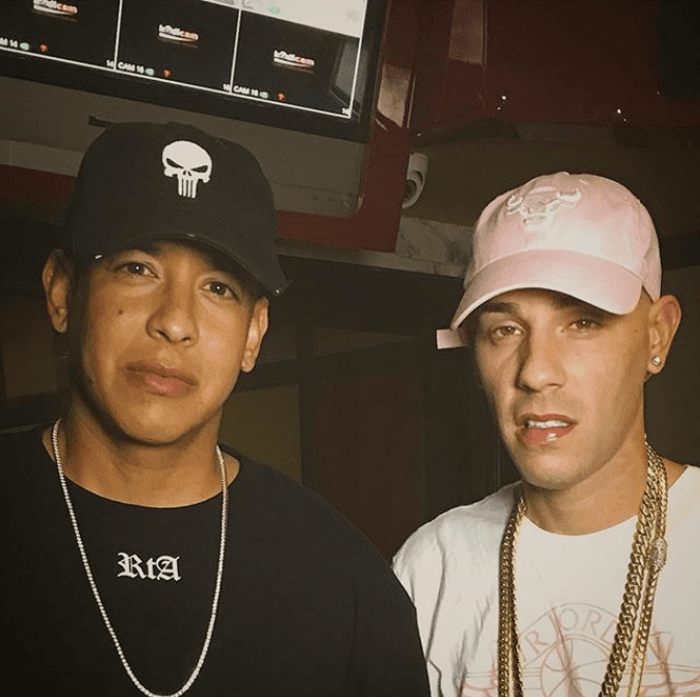 Y mientras las autoridades estatales andan tras su captura, el rapero se ha mantenido presente a través de las redes sociales, donde anunció colaboraciones con grandes exponentes del género urbano como Daddy Yankee y Ozuna.
