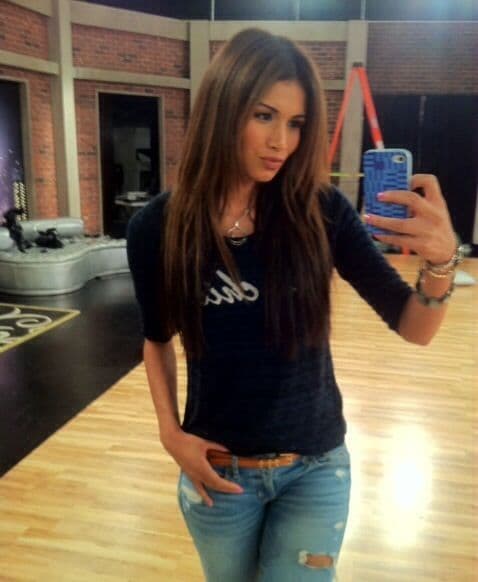 A través de las famosas fotos 'selfies' es como nuestra reina mantiene una estrecha relación con sus seguidores. Este tipo de fotos se han convertido en un fenómeno y no hay quién no se haya tomado una. Ahora puedes subir la tuya con el hashtag #NBLselfie para ganar un kit de belleza, los detalles aquí