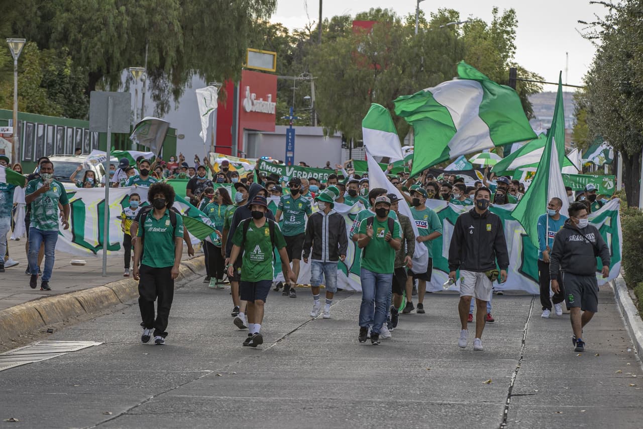 Yairo Moreno, a la 'Vikonis', recorre toda la cancha de rodillas