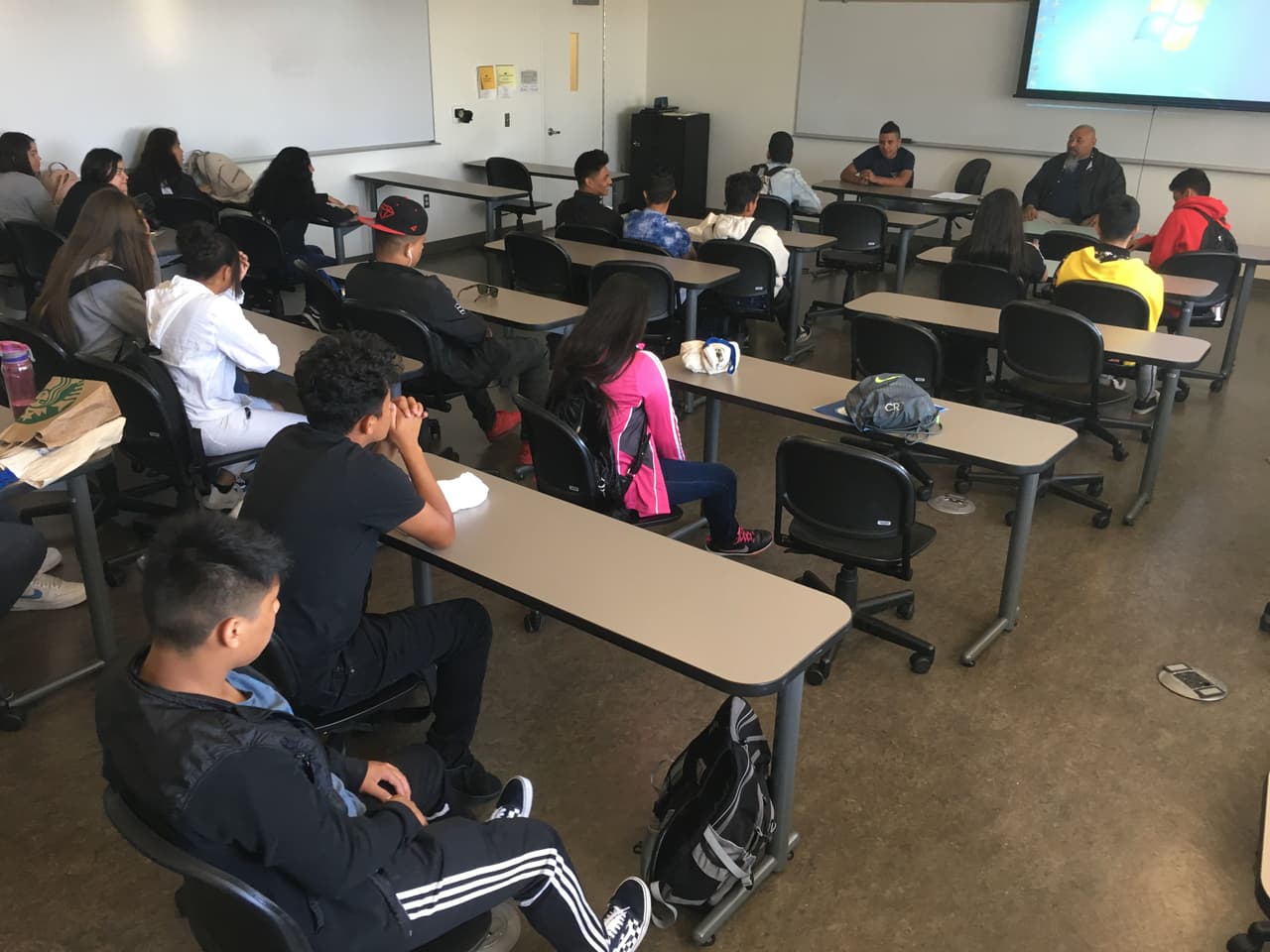 El expandillero Alex Sánchez, en la esquina superior derecha, habla con estudiantes en Los Ángeles.