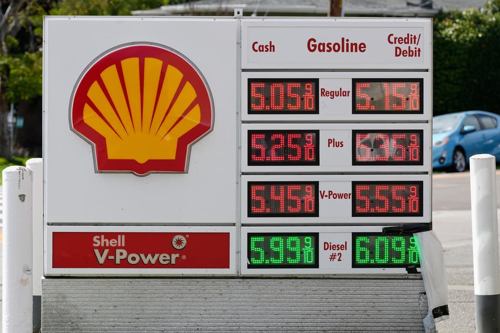 Gasolina en California: precios se disparan y podrían superar los $5 por galón