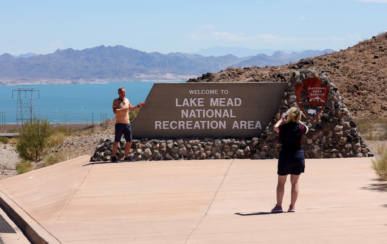 <b>Lake Mead</b> atrae a millones de visitantes cada año, y ofrece diferentes actividades acuáticas como navegar en bote, pescar, nadar y practicar esquí acuático, así como la oportunidad de recorrer algunos senderos entre cañones.