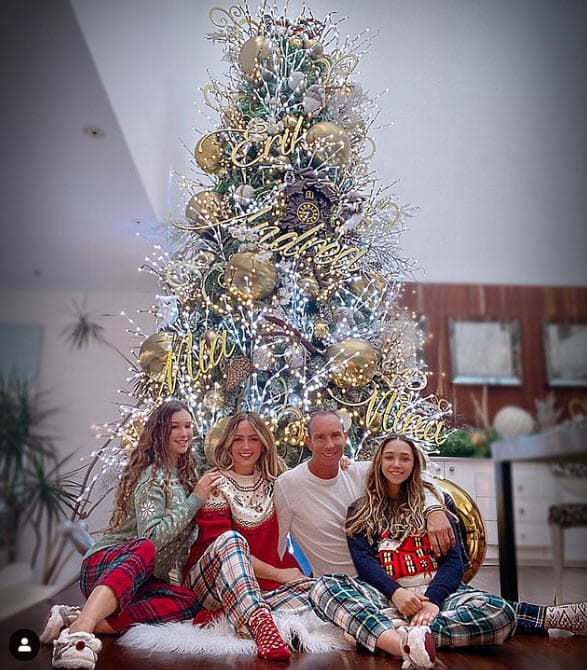 <b><a href="https://www.univision.com/shows/hoy/andrea-legarreta-reacciona-al-caso-de-eleazar-gomez-tras-darse-a-conocer-que-lo-sustituiran-en-la-mexicana-y-el-guero-video">Andrea Legarreta puso un arbolito de Navidad muy especial</a></b>, en él están los nombres de cada integrante de la familia Legarreta - Rubín: Andrea, Erik, Mia y Nina.