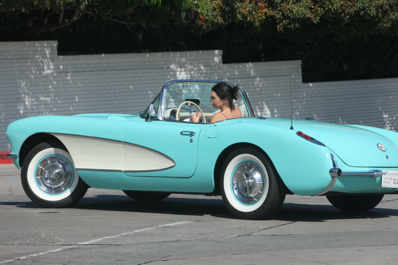 Este 
<b>Chevrolet Corvette 1957</b> conserva sus llantas originales de cara blanca, los colores de carrocería son los originales y en sí está prácticamente íntegro. Este modelo clásico puede alcanzar un valor en el mercado de 130 mil dólares.