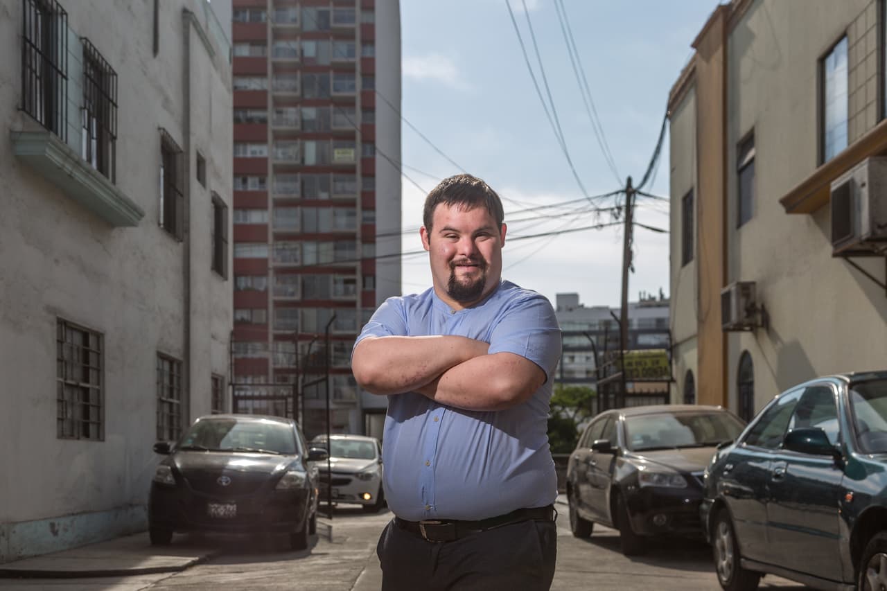 Bryan recuerda que una vez fue víctima de discriminación al subir a un autobús. Una persona le reclamó al chofer que cómo podía permitir el ingreso de personas como él. “Ese trato choca”.