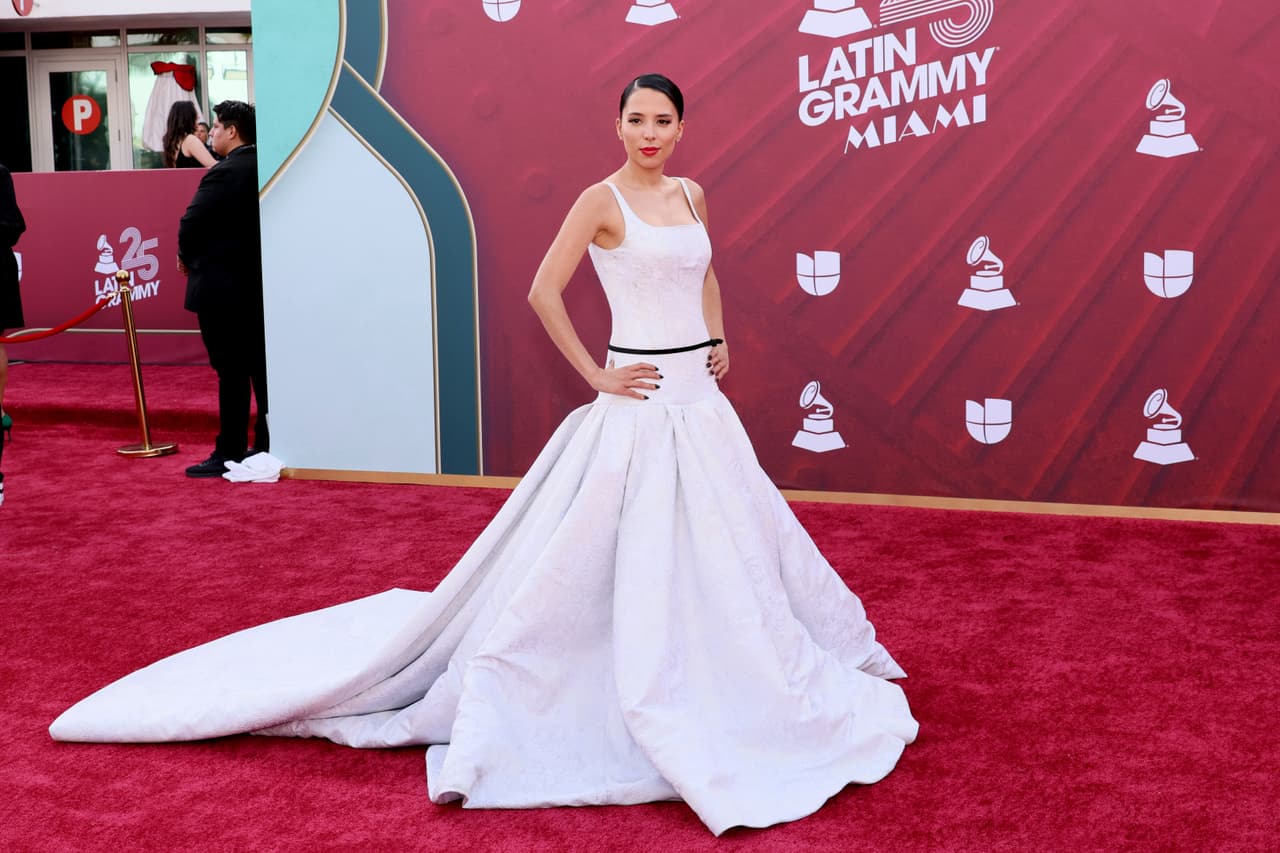 <b>Majo Aguilar </b>
<br>
<br>La intérprete de ‘Cuéntame’ se engalanó en un vestido blanco con bordado del mismo color. El contraste se lo dio un cinturón delgado negro, que iba acorde con su esmalte de uñas.