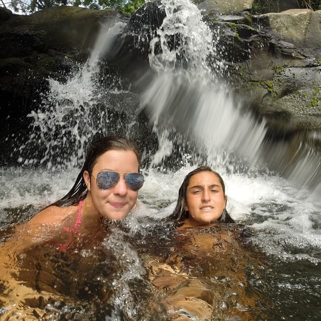 Una amiguita acompañó a Mía en este viaje.