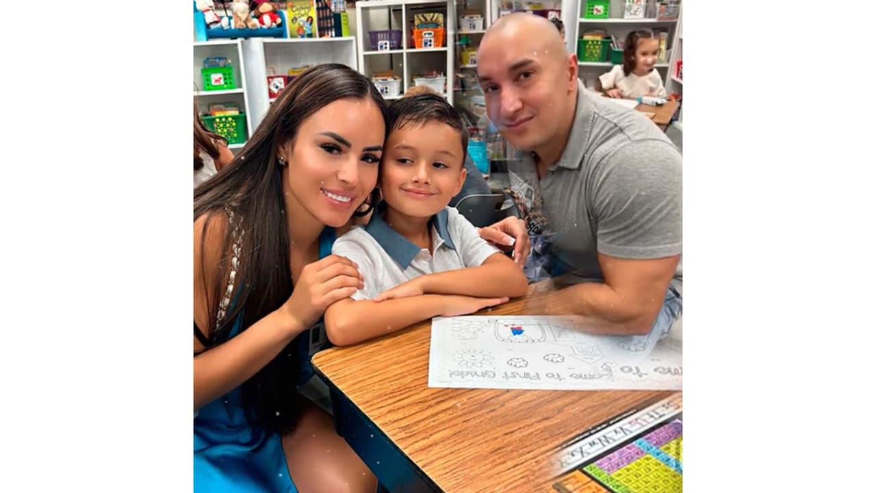 Evelyn Beltrán y su ex, Timbo Domínguez, con su hijo en su primer día de clases.