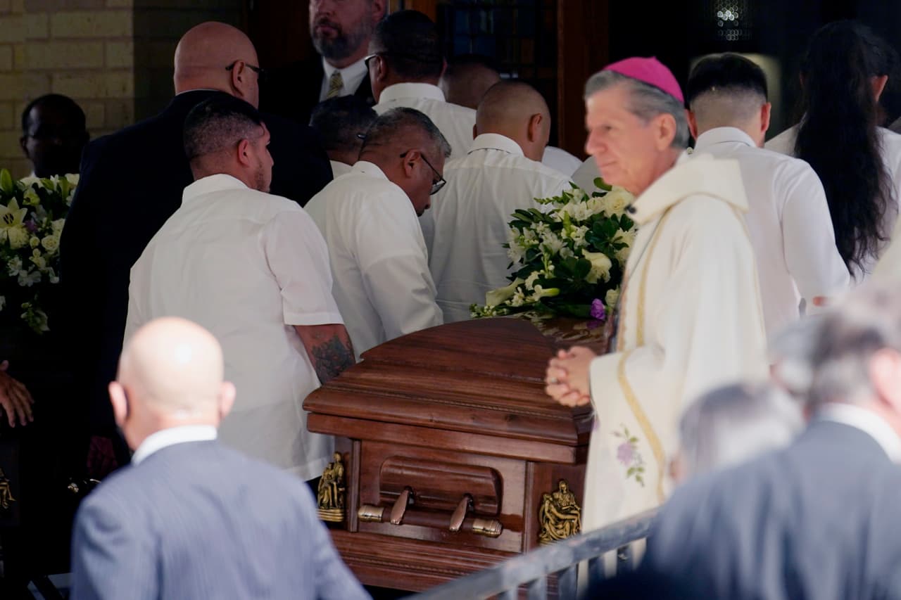 El arzobispo de San Antonio, Gustavo García-Siller, observa los ataúdes de Irma García y su esposo Joe García en la Iglesia Católica del Sagrado Corazón para un servicio funerario conjunto.