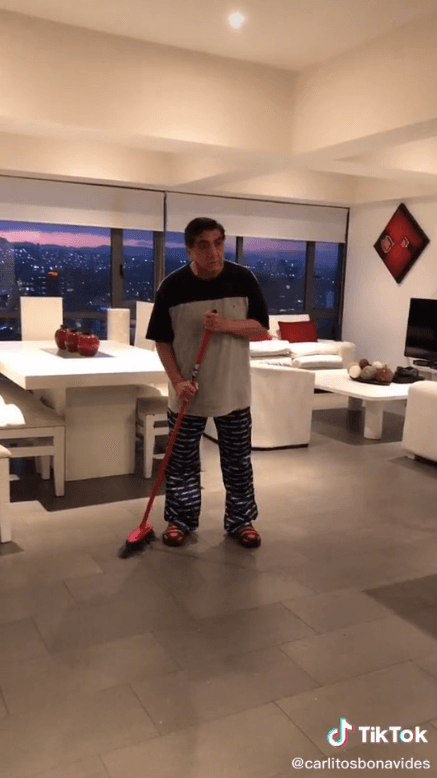 Además, por las tardes, Carlos y su familia pueden disfrutar de magníficos atardeceres que pintan el cielo naranja e incluso rosa y morado.