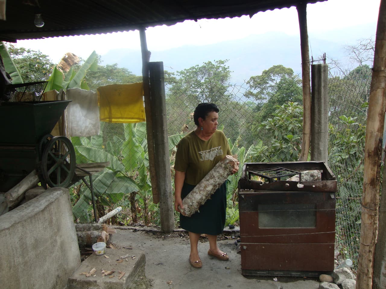 La falta de gas ha obligado a convertir estufas viejas en cocinas de leña.
