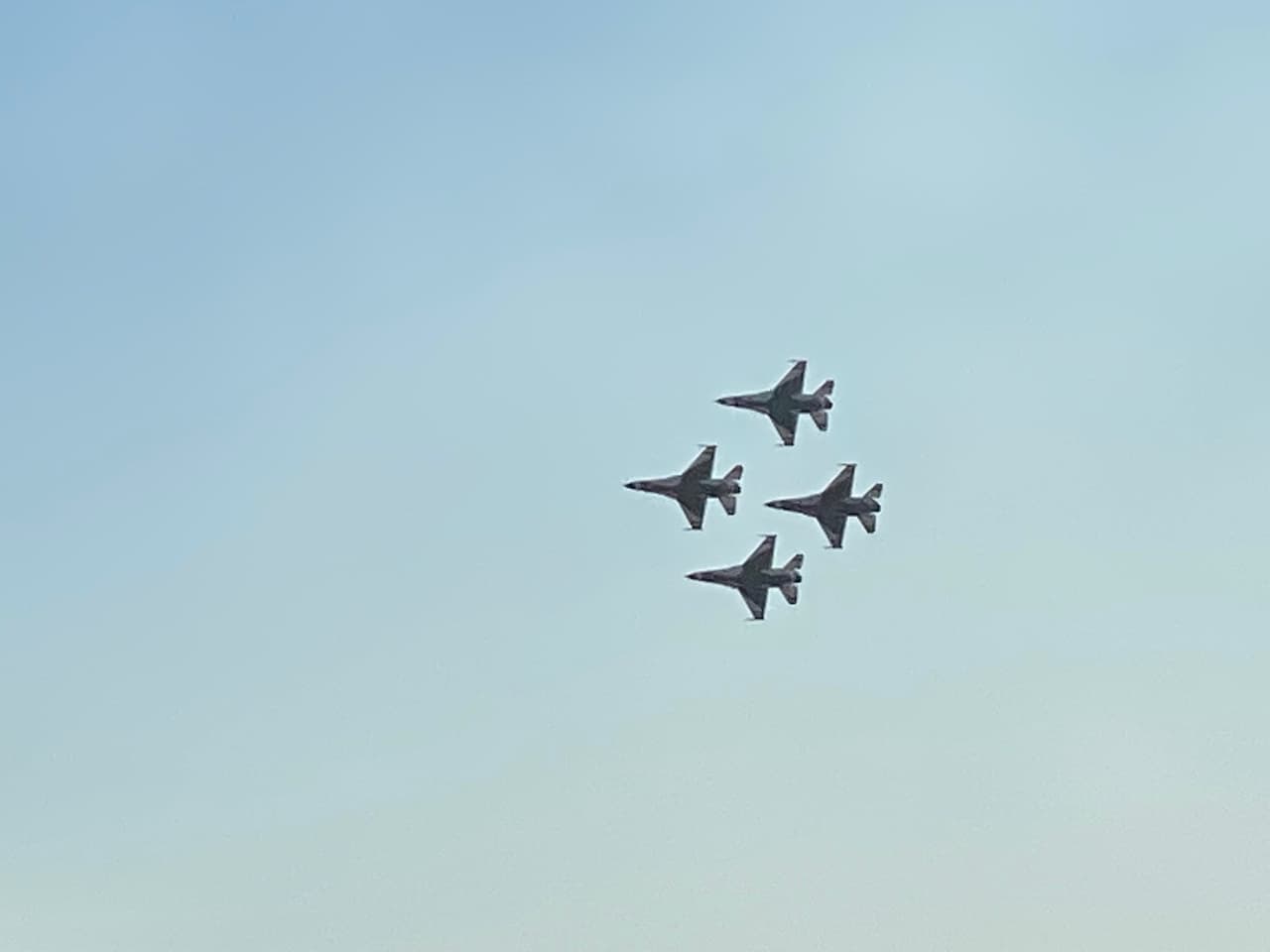 Los Thunderbirds volaron durante 30 minutos haciendo acrobacias que generan aplausos y emoción entre los asistentes.