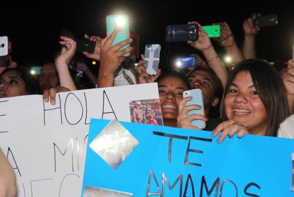El Dasa revolucionó Phoenix con su voz y carisma, enloqueciendo a miles de fans que los esperaban ansiosas. El chulo causó furor con sus movimientos sexy y desafió seguridad para acercarse y bailar con sus consentidas.