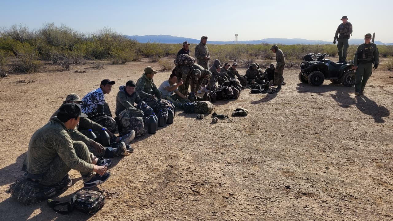Asistidos por tecnología de cámaras y la Unidad ATV, los agentes de la estación Ajo detuvieron a 18 migrantes cerca de la SR-86 después de que cruzaron ilegalmente la frontera.