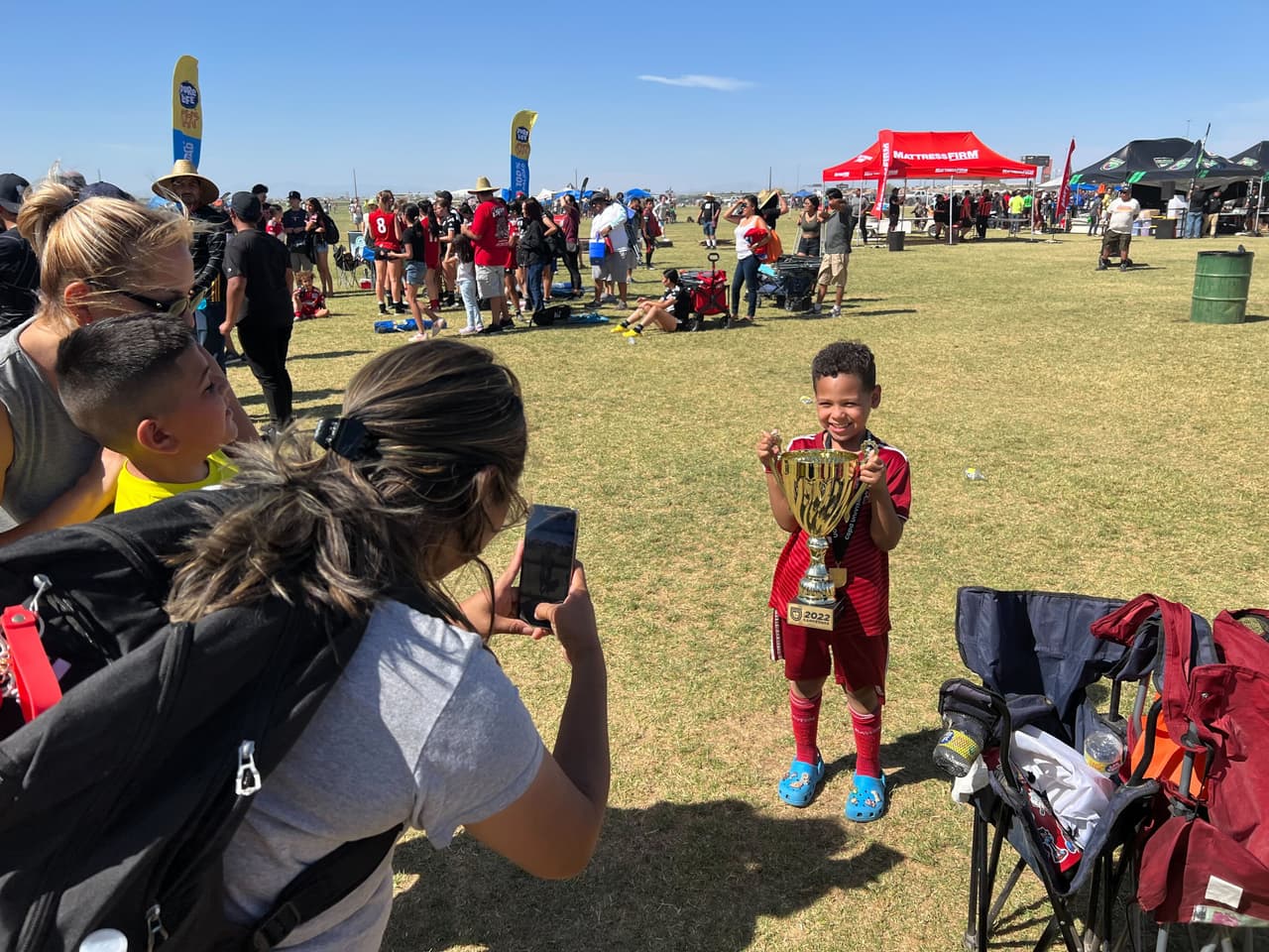 En los campos de la avenida 99 de Phoenix, el ambiente familiar fue inmejorable, y no hubo calor que empañara el evento deportivo, pues hasta una que otra nube se hizo presente.