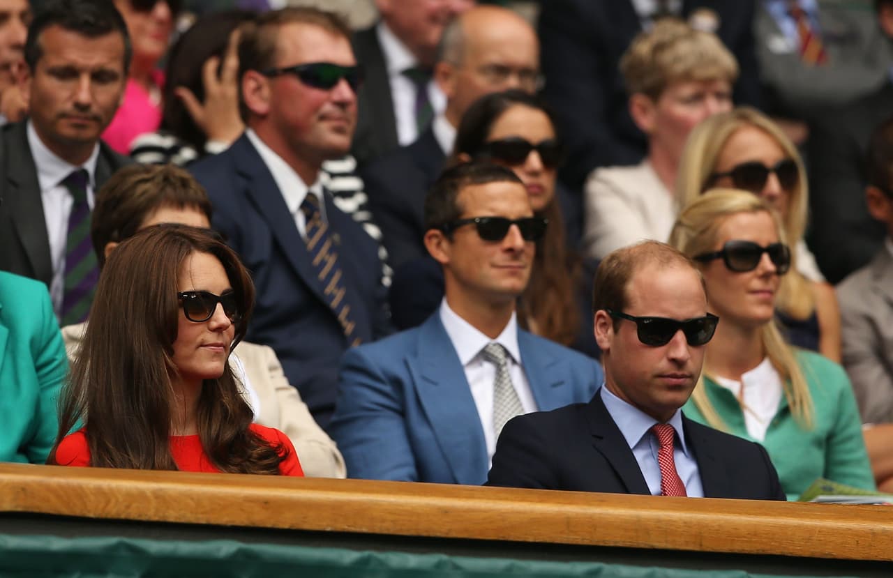 Las gafas aquí significan que durante el evento arrasaron los rayos del sol.