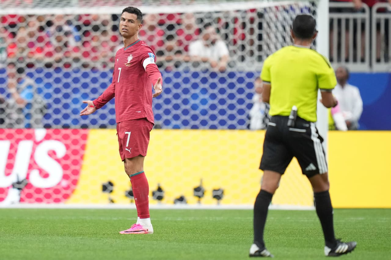 Cristiano Ronaldo (7), de Portugal, reacciona durante el partido de fútbol del Grupo K de la Copa Mundial entre Portugal y Uzbekistán en Houston,