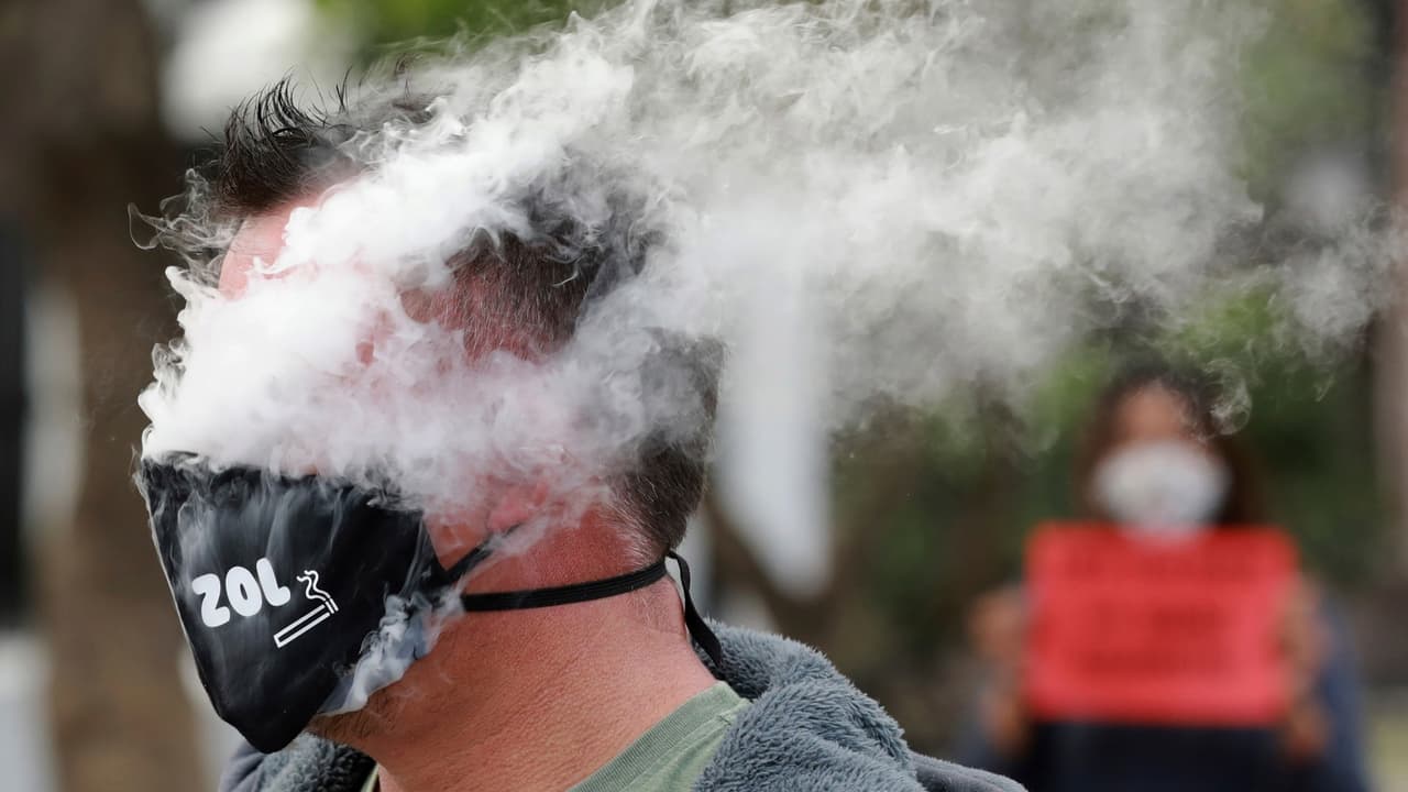 Tabaquismo entre adultos jóvenes aumenta riesgo de síntomas severos y muerte por coronavirus, según estudio