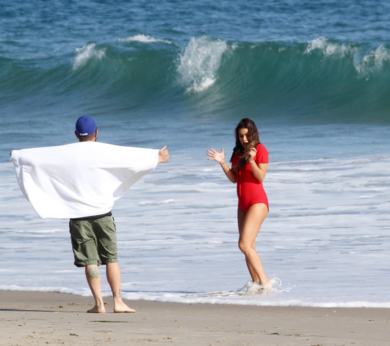 ¡Cuidado Lea que atrás viene una mega olaaaa!