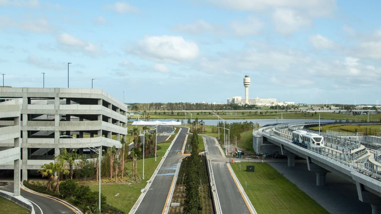 ¡Cuidado con la grúa! Multan a más de 2,000 autos mal estacionados en Aeropuerto de Orlando