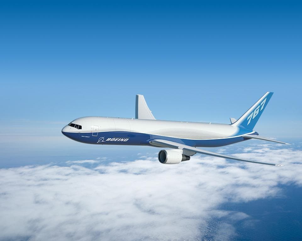 El Boeing 767 (el de la imagen, base del 767-277) puede volar a una altitud de hasta 35,000 pies, con una velocidad máxima de 568 millas por hora según el fabricante. Su tanque de combustible con capacidad para 23,980 galones, según la firma sólo tarda 28 minutos en cargarse desde cero hasta el tope.