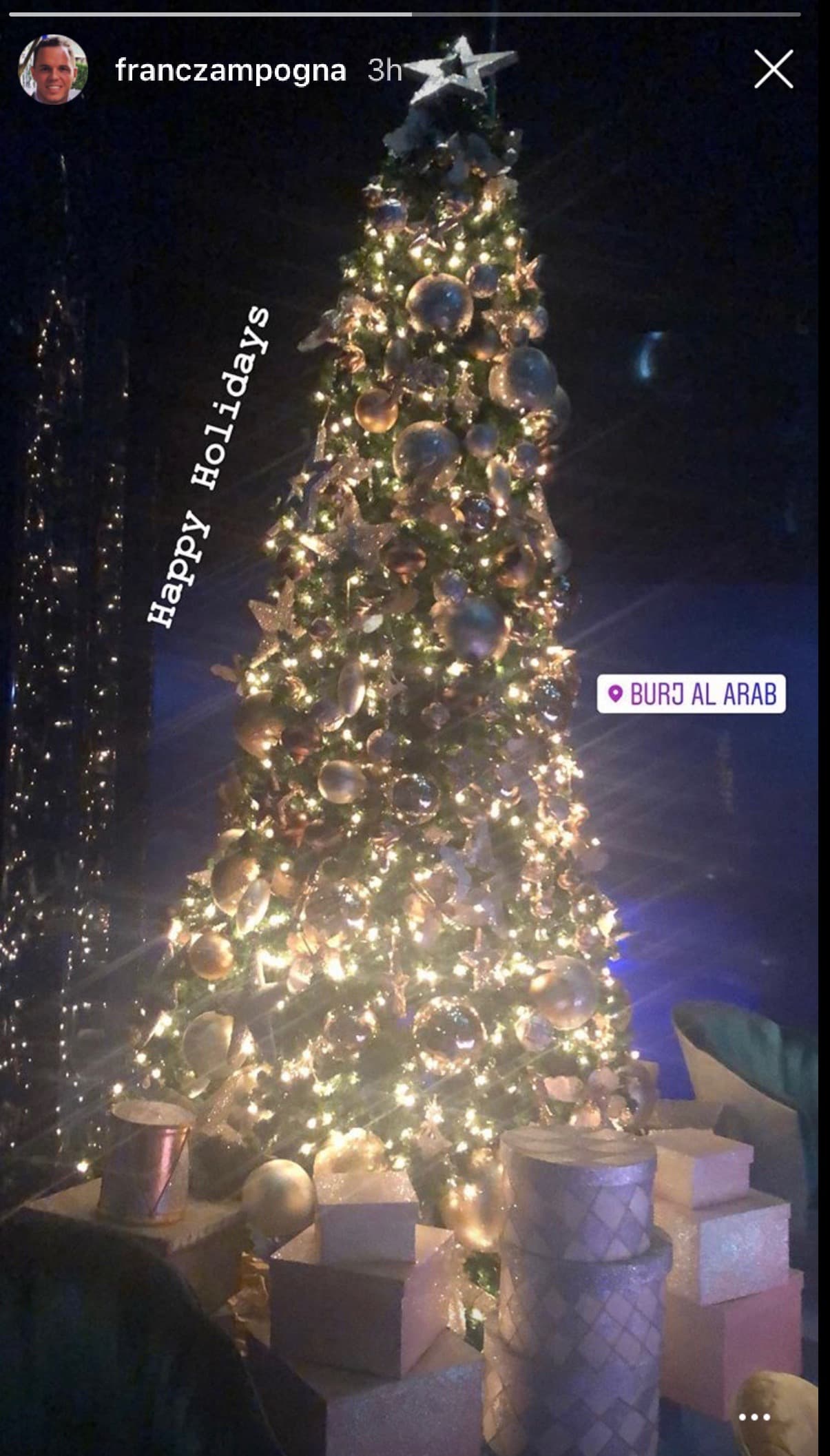 Francesco Zampogna también publicó en su cuenta de Instagram fotos de su romántico viaje con Francisca. Aquí podemos apreciar un árbol de navidad donde etiquetó al hotel Burj Al Arab, en Dubái.