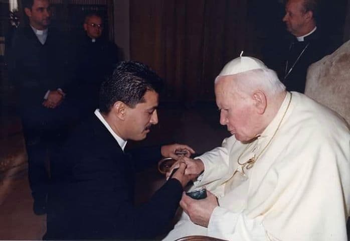 Antolin Aguirre era un devoto católico. Aquí con el papa Juan Pablo II.