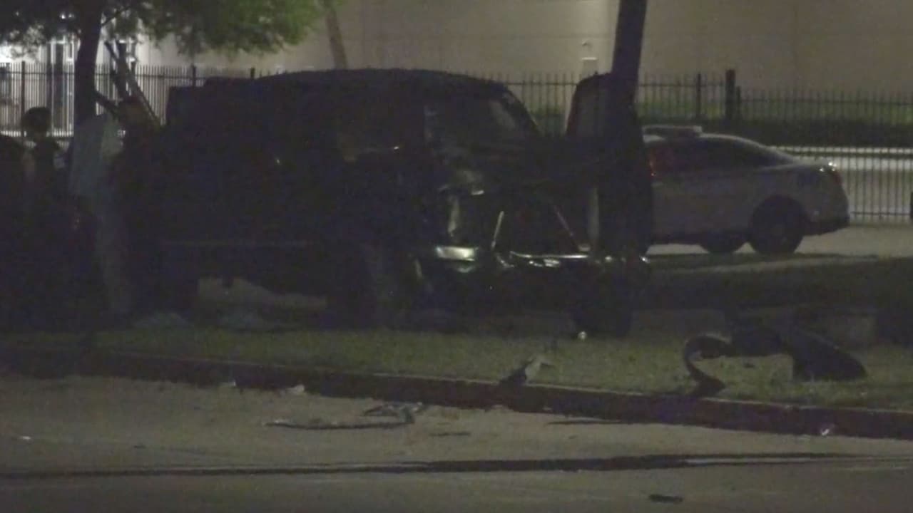 Alcantar Carbajal y cuatro personas que viajaban con él, una mujer adulta y tres menores de edad fueron trasladadas a un hospital con heridas que no amenazaban sus vidas.
<br>