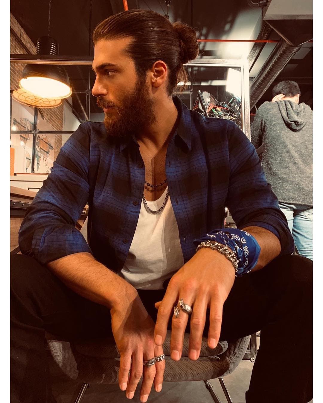 A diferencia de su personaje en 'Pájaro Soñador', Can es hijo único nacido en Estambul en 1989. Su mamá es maestra mientras que su padre se dedica a la abogacía.