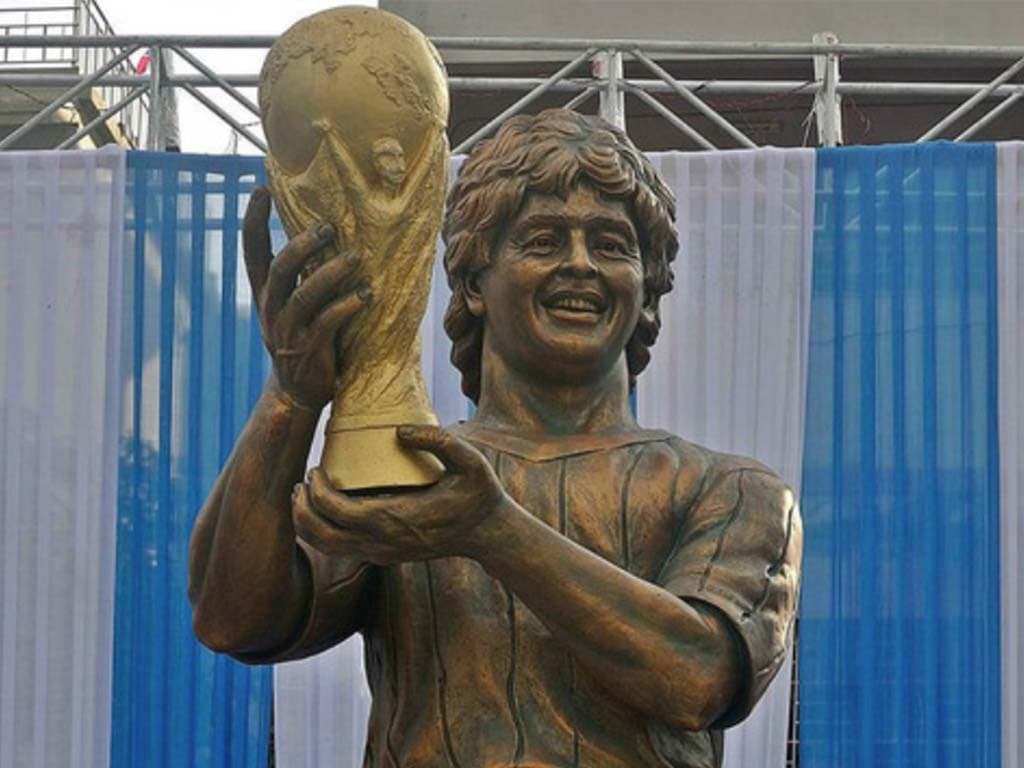 En la India a Diego Maradona le hicieron esta estatua la cual fue mostrada al público en un evento al que fue invitado el actual entrenador de los Dorados de Sinaloa ¿Ni un poquito se parece?