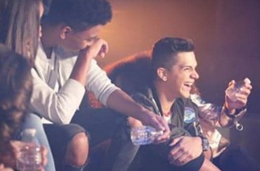 Fabyán siempre tiene un chiste que contar y nunca deja de pasar desapercibido entre el grupo.