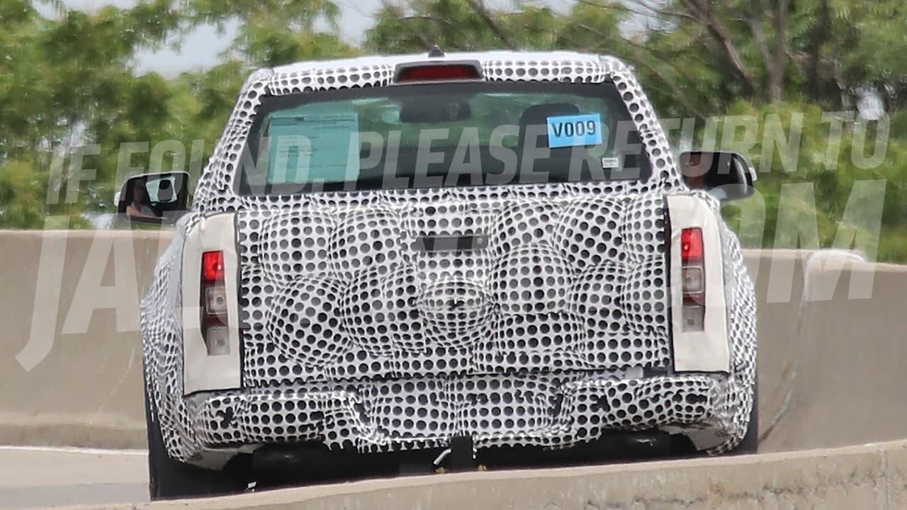 Los guardafangos abultados son otro de los detalles que delatan la
<b>naturaleza todoterreno</b> del prototipo 'mula' capturado en las calles de la ciudad de Detroit.