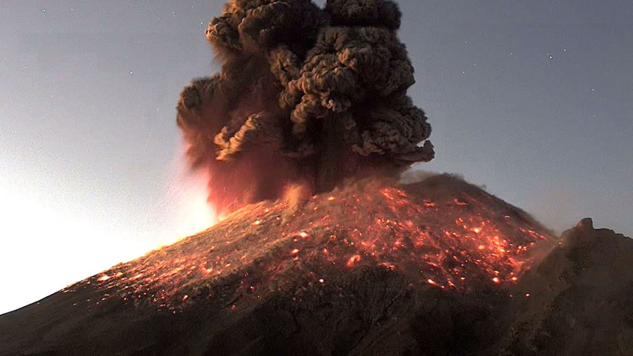 El volcán Popocatepetl de México arroja cenizas y roca incandescente