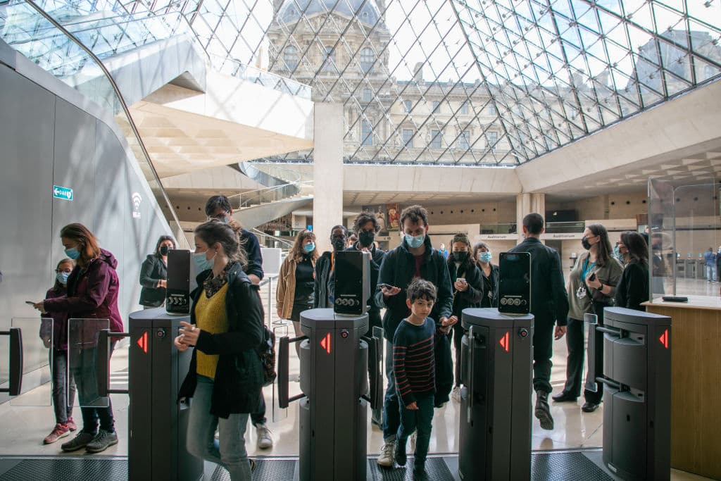 Gabriel Attal, portavoz del gobierno, pidió a los franceses mantenerse "atentos" frente a las nuevas "variantes" del coronavirus, pero se mostró optimista frente a un regreso a una "vida cada vez más normal" con la reactivación "progresiva" y "prudente" de la actividad económica.