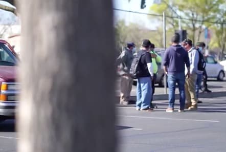 Muchas de las personas que se contratan como jornaleros son inmigrantes sin documentos.