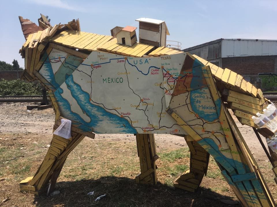 En entrevista con Univision Noticias, el artista asegura que al platicar con migrantes, algunos le expresaron que a veces les cuesta trabajo ubicarse, por esa razón incluyó un mapa con varias rutas que conectan a México con Estados Unidos.