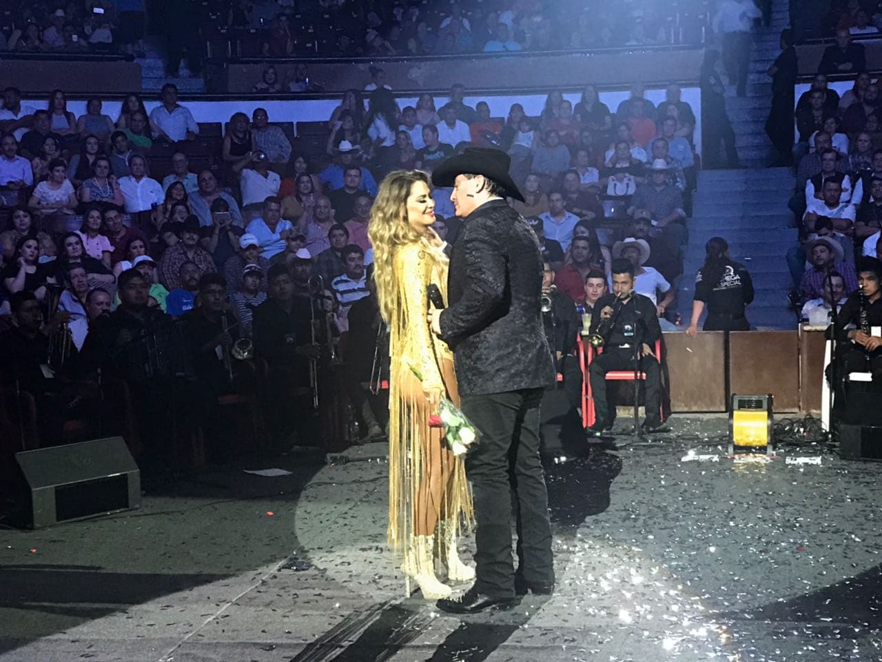 Hasta flores le regaló José Manuel a Ninel, no cabe duda que el ser un 'Don Juan' es una herencia de su padre Joan Sebastian.