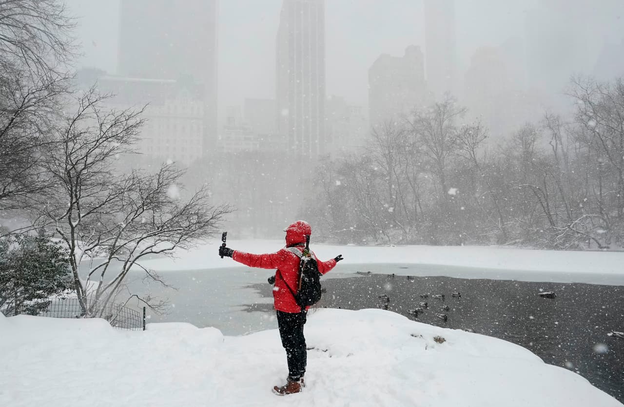 Una persona se toma un selfie cerca del puente Gapstow en Central Park.