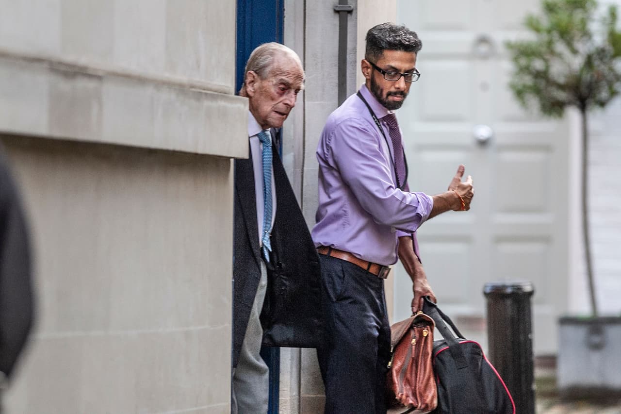 Buckingham informó que la hospitalización del abuelo de los príncipes William y Harry fue una 
<b><a href="https://www.univision.com/entretenimiento/realeza/tras-reciente-accidente-principe-philip-renuncia-a-su-licencia-de-conducir-pero-aun-podra-manejar" target="_blank">"medida de precaución"</a></b> y no se ofrecieron mayores detalles acerca de su salud.