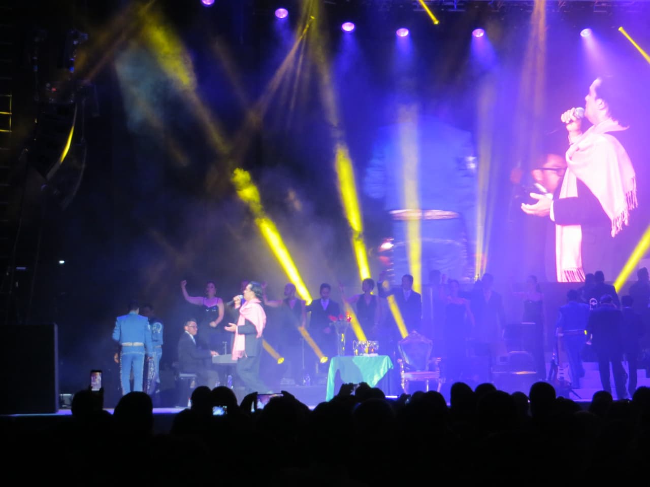El "Divo de Juárez" se presentó con gran éxito en la ciudad de los vientos y conquistó el escenario del Allstate Arena. Mira las fotos del conciertazo de Juan Gabriel.