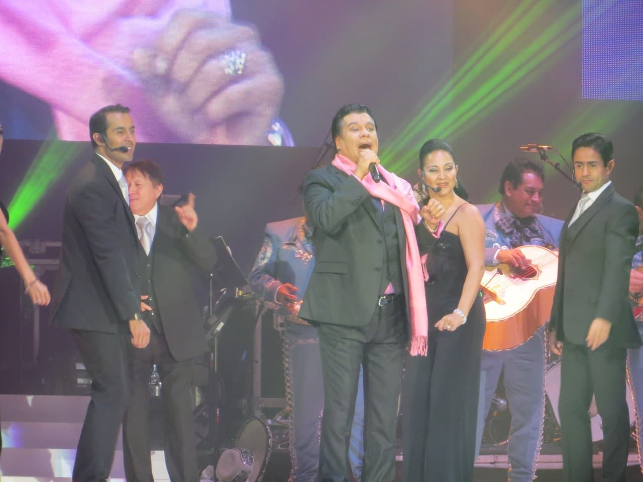 El "Divo de Juárez" se presentó con gran éxito en la ciudad de los vientos y conquistó el escenario del Allstate Arena. Mira las fotos del conciertazo de Juan Gabriel.