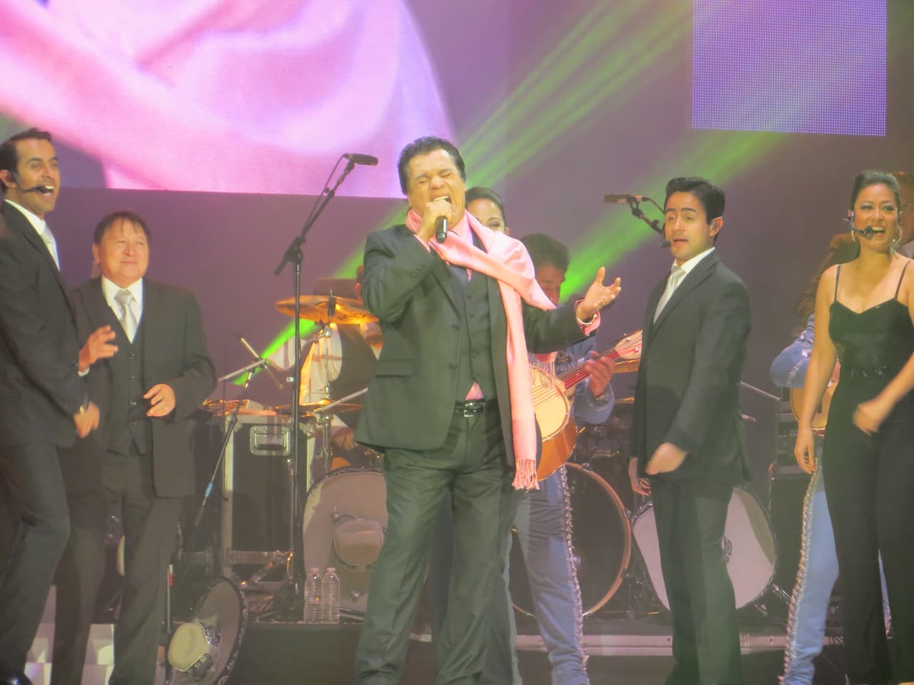 El "Divo de Juárez" se presentó con gran éxito en la ciudad de los vientos y conquistó el escenario del Allstate Arena. Mira las fotos del conciertazo de Juan Gabriel.