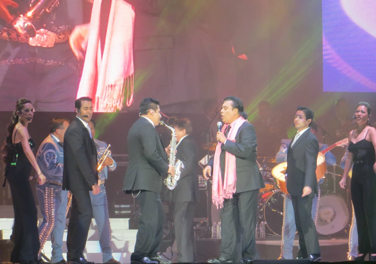El "Divo de Juárez" se presentó con gran éxito en la ciudad de los vientos y conquistó el escenario del Allstate Arena. Mira las fotos del conciertazo de Juan Gabriel.