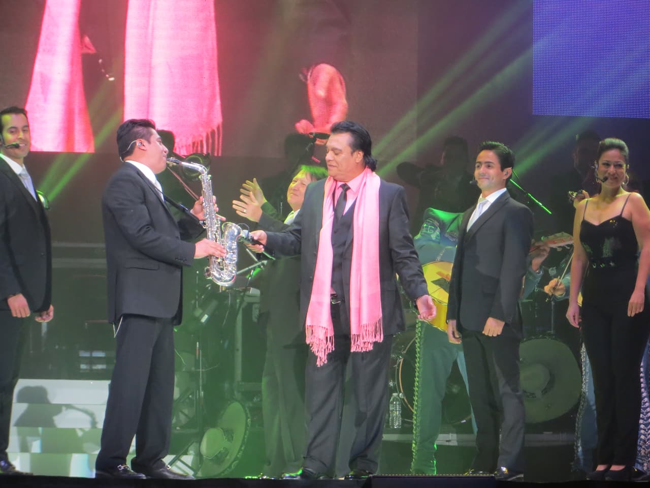 El "Divo de Juárez" se presentó con gran éxito en la ciudad de los vientos y conquistó el escenario del Allstate Arena. Mira las fotos del conciertazo de Juan Gabriel.